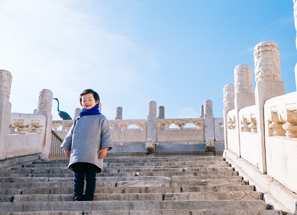 Children in front of the Temple of Heaven