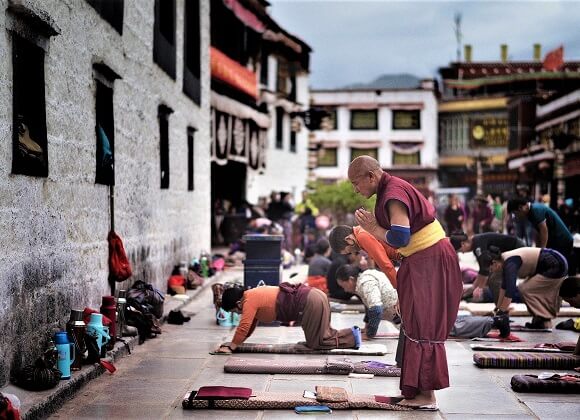 People worship at the Jokhang Temple